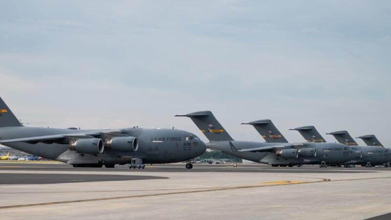 C-17 Moscow landing: U.S. Air Force C-17 Globemaster III cargo aircraft on the flightline at Joint Base Charleston