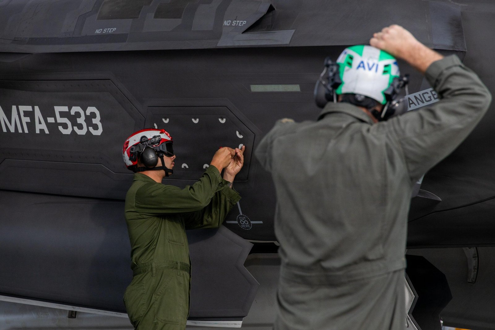 VMFA-533 F-35B Japan: ground crew watches F-35B arrive