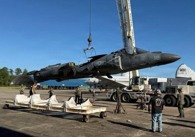 Last USMC-built AV-8B Harrier II, BuNo 166288, lifted by crane onto a transport cradle at MCAS Cherry Point with its wings removed
