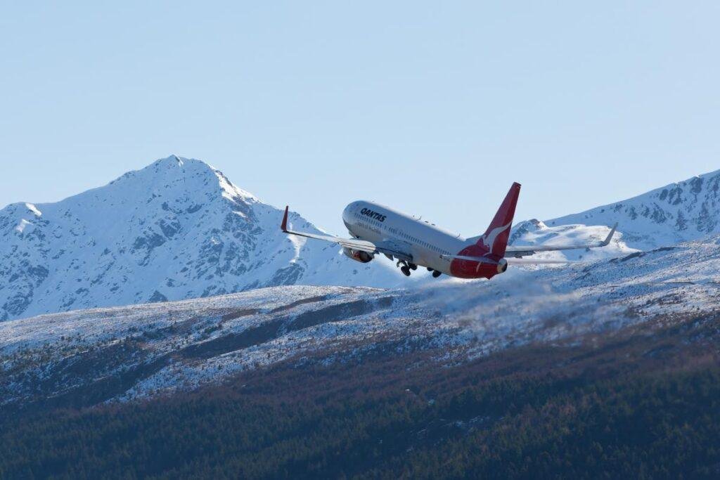 Qantas QF122 diversion: Qantas Boeing 737-800 departing Queenstown Airport