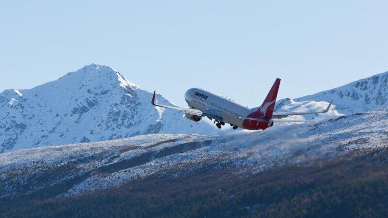 Qantas QF122 diversion: Qantas Boeing 737-800 departing Queenstown Airport