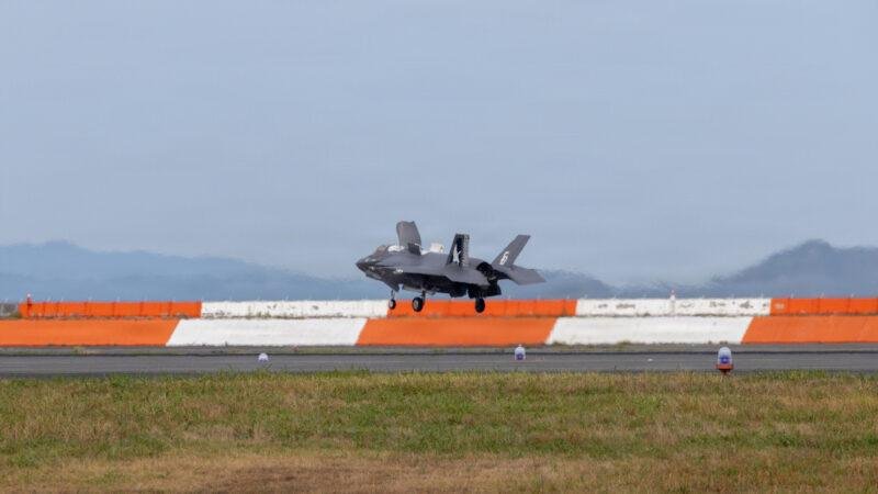 VMFA-533 F-35B Japan: F-35B on landing approach at MCAS Iwakuni