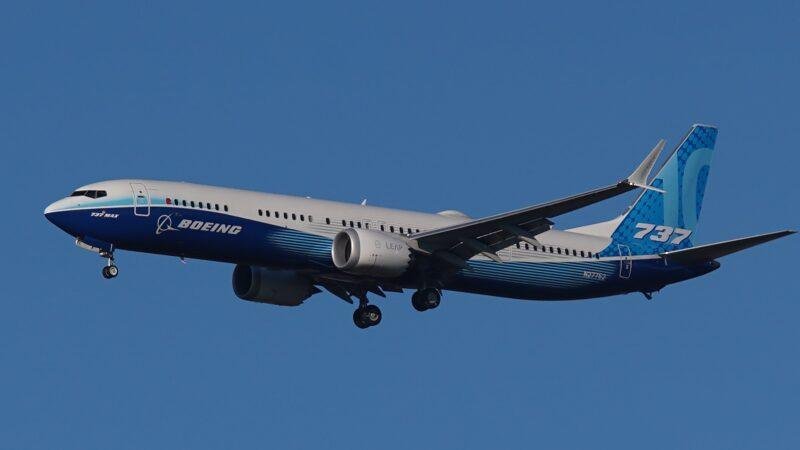 Boeing MAX 10 demonstrator N27752 on approach to London Stansted Airport in December 2022.