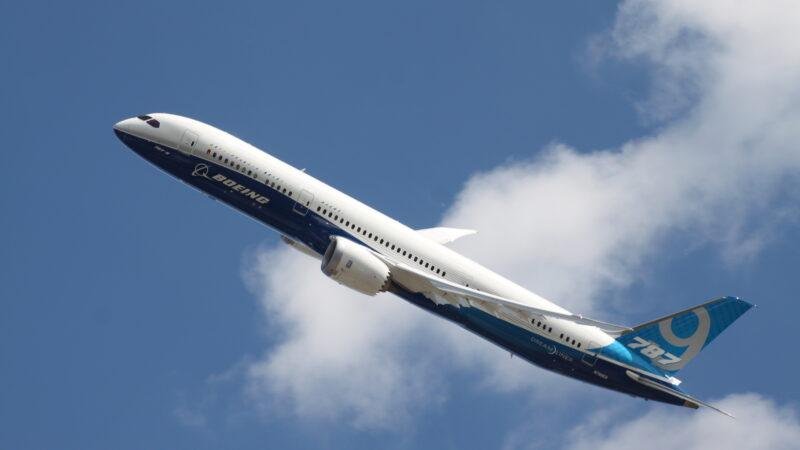Boeing Dataliner platform coverage illustrated by Boeing 787-9 test aircraft N789EX in flight during 2014.