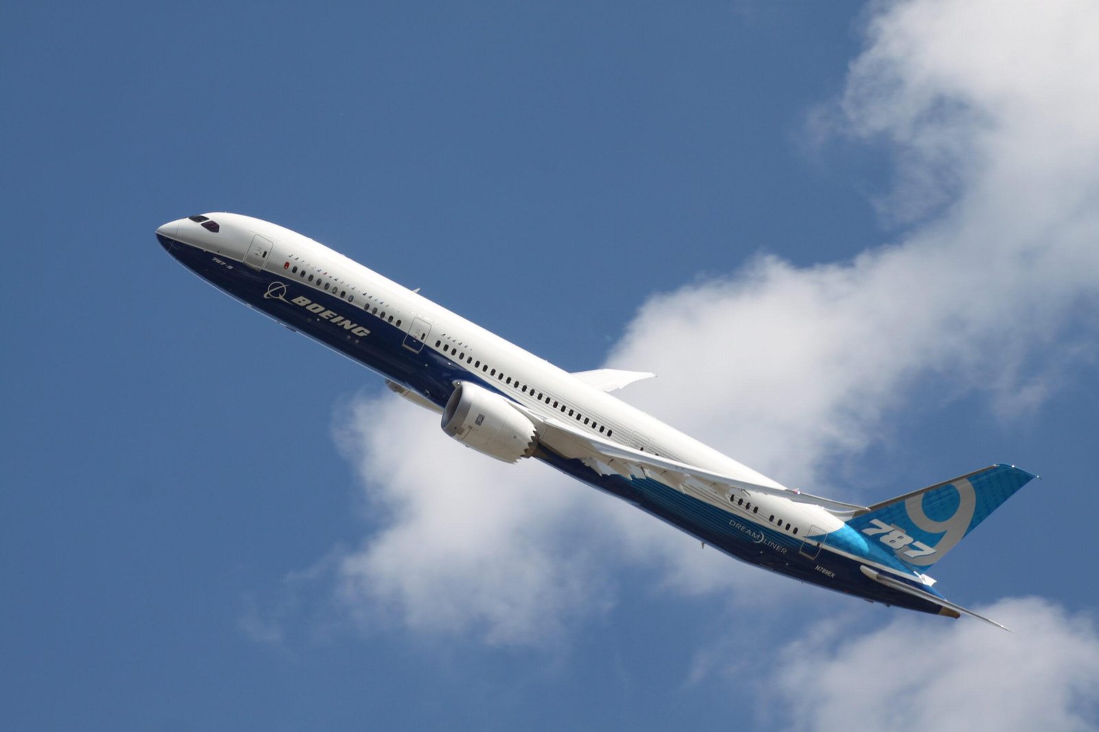 Boeing Dataliner platform coverage illustrated by Boeing 787-9 test aircraft N789EX in flight during 2014.