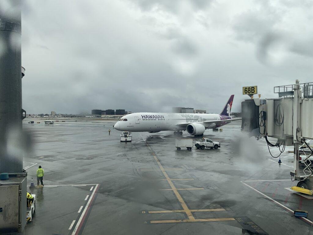 Hawaiian Seattle routes illustrated by a Hawaiian Airlines Boeing 787 N780HA at Los Angeles airport in 2025