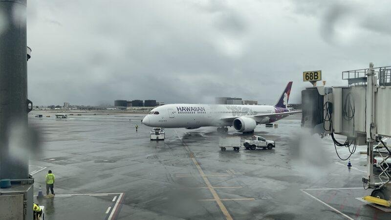 Hawaiian Seattle routes illustrated by a Hawaiian Airlines Boeing 787 N780HA at Los Angeles airport in 2025