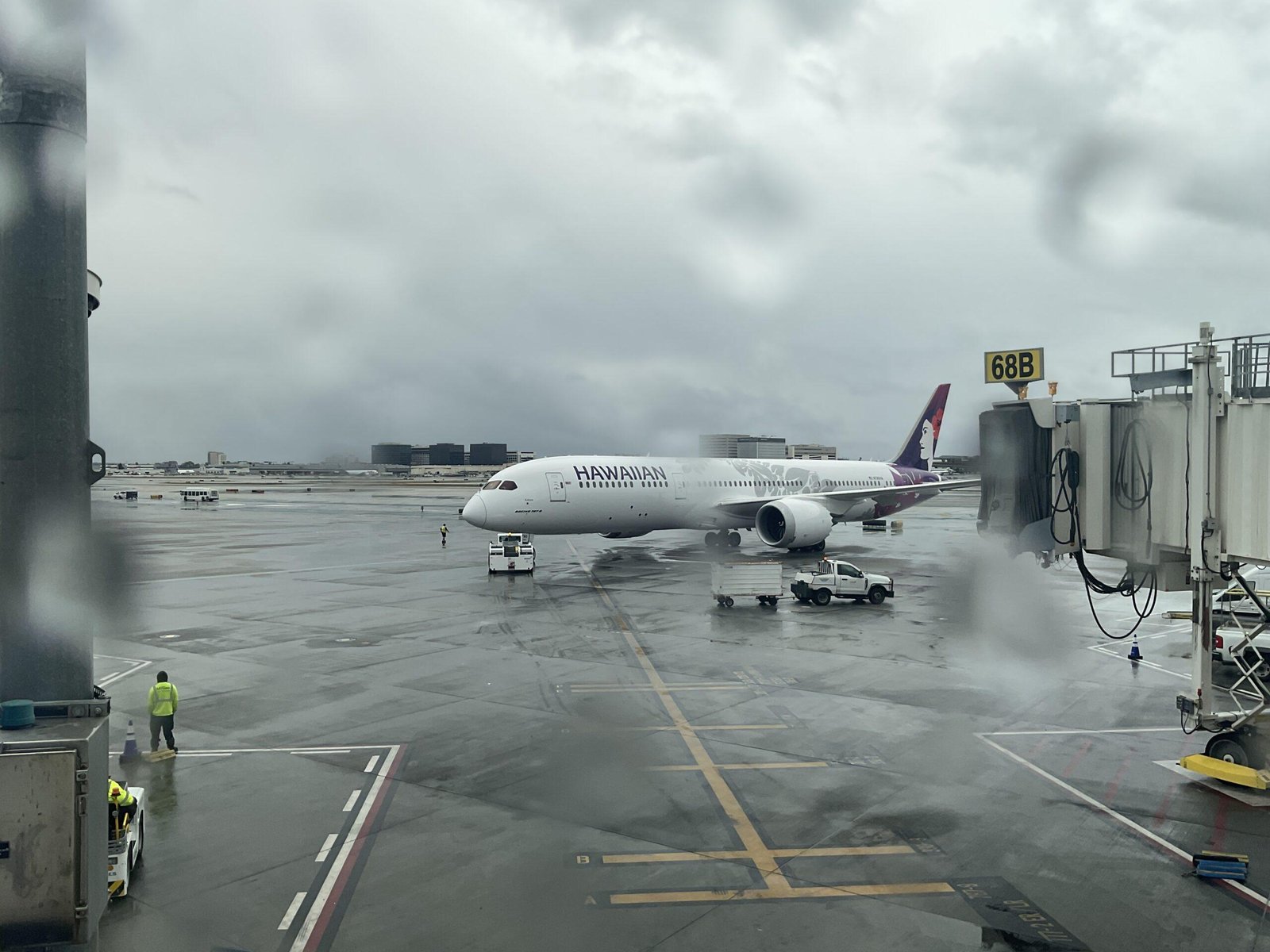 Hawaiian Seattle routes illustrated by a Hawaiian Airlines Boeing 787 N780HA at Los Angeles airport in 2025