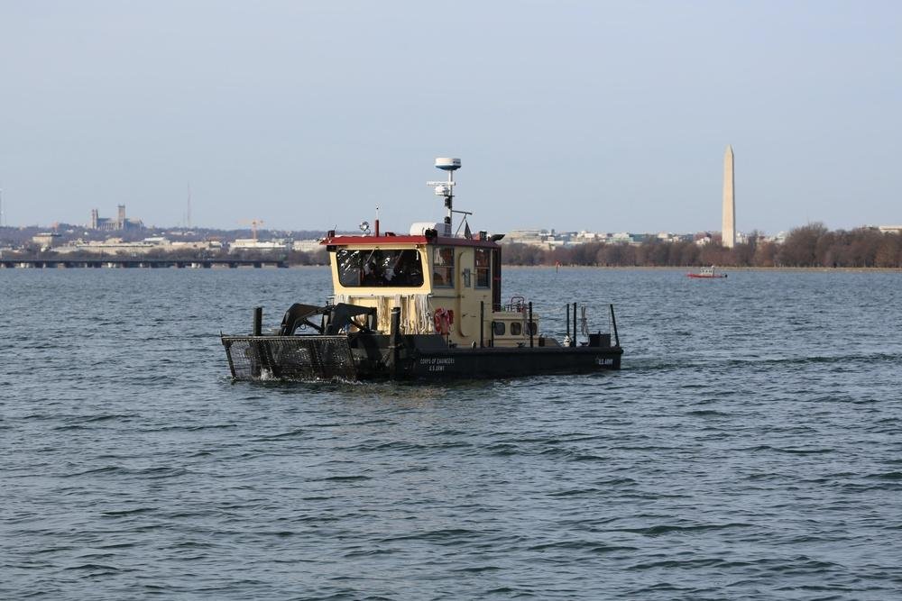 Army DCA collision review illustrated by U.S. Army Corps of Engineers response operations near the Potomac River after the 2025 crash.