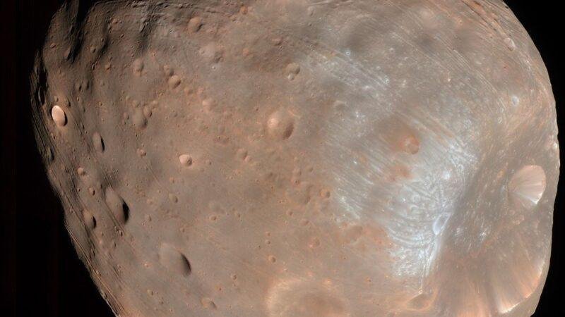 Japan Martian Moons mission article illustrated by a NASA Mars Reconnaissance Orbiter close-up of Phobos from 2008.