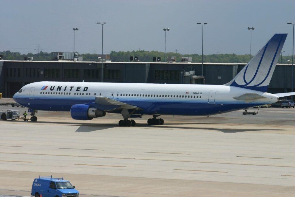 United Boeing 767 N644UA at Washington Dulles airport in 2012, aircraft involved in UA946 diversion